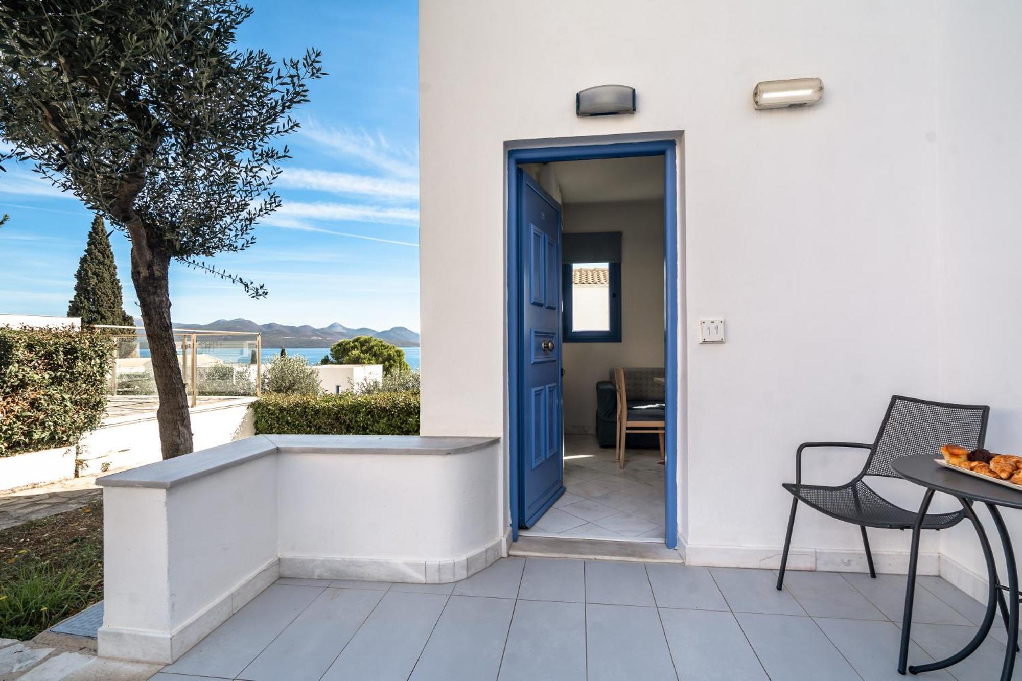 Porto Galini Seaside Resort & Spa 니키아나 외부 사진 A typical room at the hotel