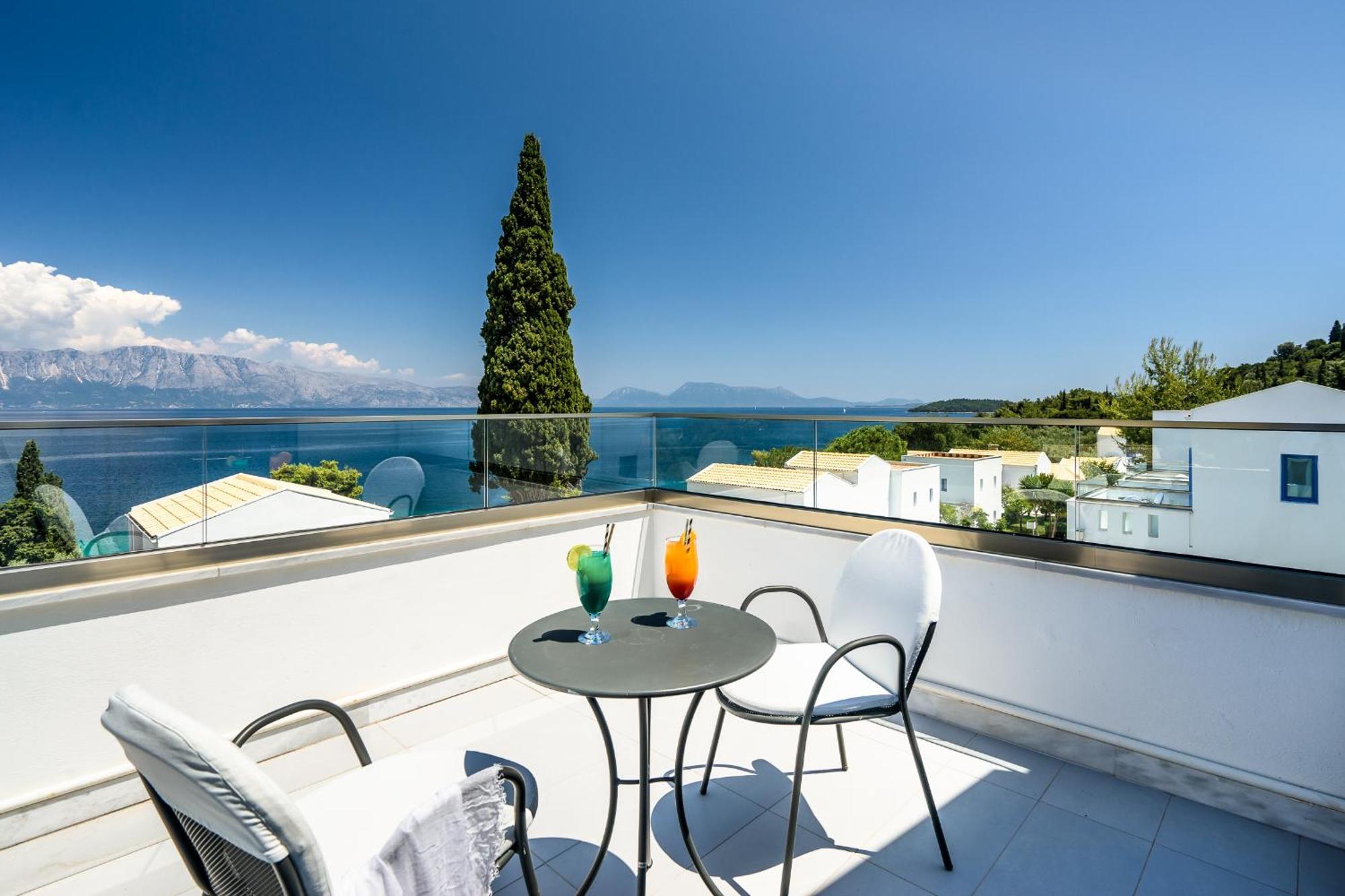 Porto Galini Seaside Resort & Spa 니키아나 외부 사진 A balcony