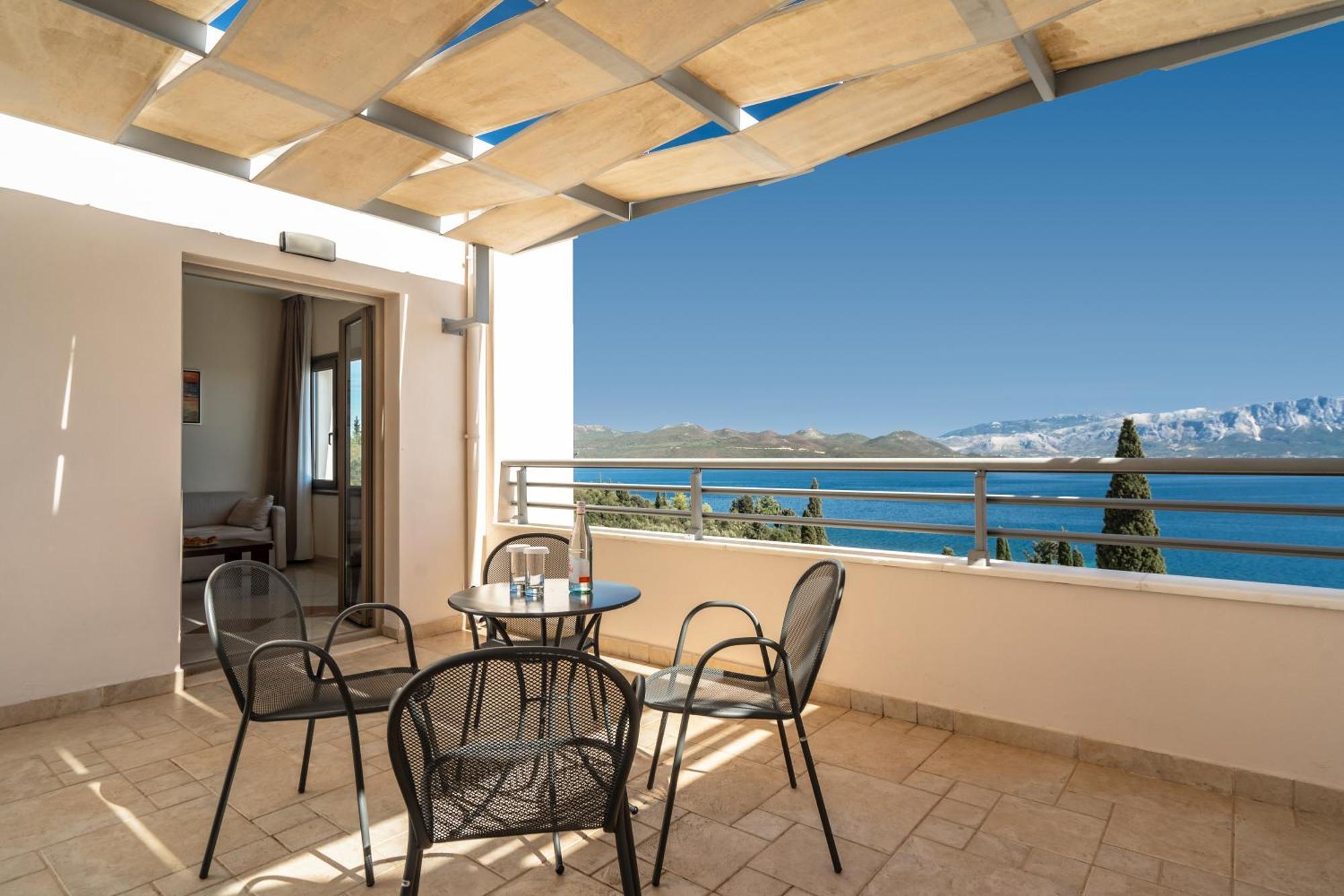 Porto Galini Seaside Resort & Spa 니키아나 외부 사진 A balcony