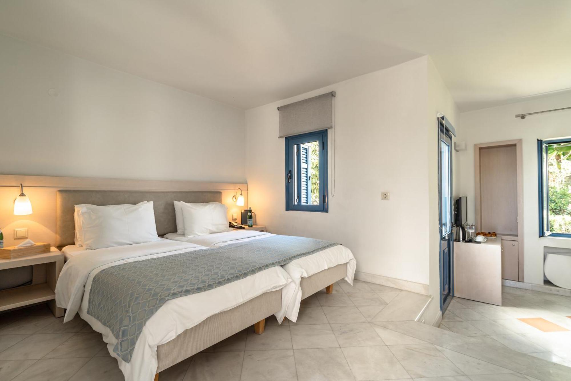 Porto Galini Seaside Resort & Spa 니키아나 외부 사진 A bedroom in a hotel